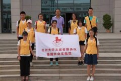 <b>正巧有两批小学生团队到馆参不雅</b>